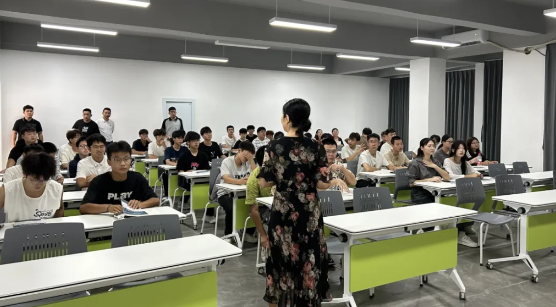 新學(xué)期 開(kāi)啟教學(xué)新征程：我校開(kāi)展開(kāi)學(xué)第一天教學(xué)工作大巡查