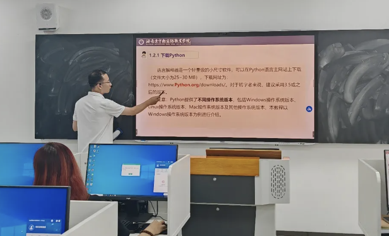 教學(xué)I應(yīng)用技術(shù)學(xué)院軟件技術(shù)專(zhuān)業(yè)教師實(shí)施“講、練、展”三段式課堂教學(xué)法