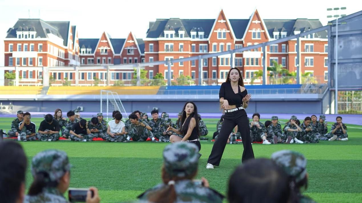 迷彩青春遇歌舞！軍訓(xùn)慰問演出，點燃金秋最燃活力