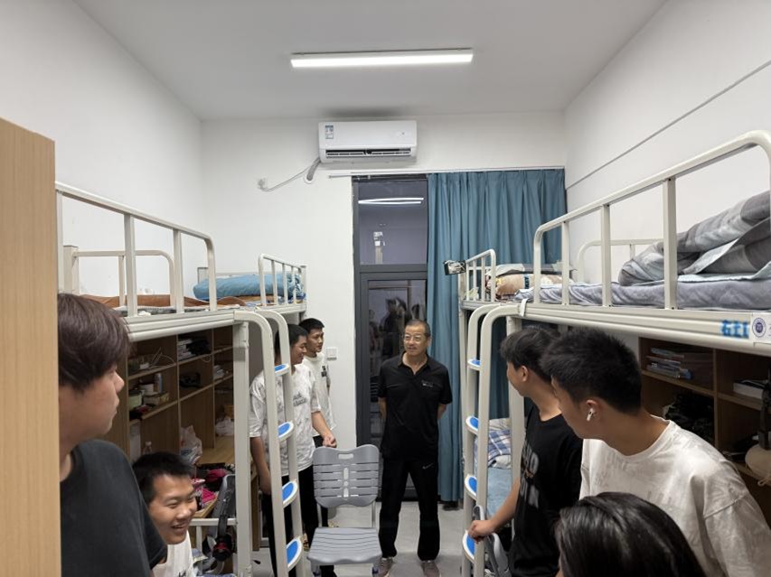 內務整理展風采，溫情關懷暖人心 —— 體育產業學院與藝術學院聯合開展新生宿舍走訪活動