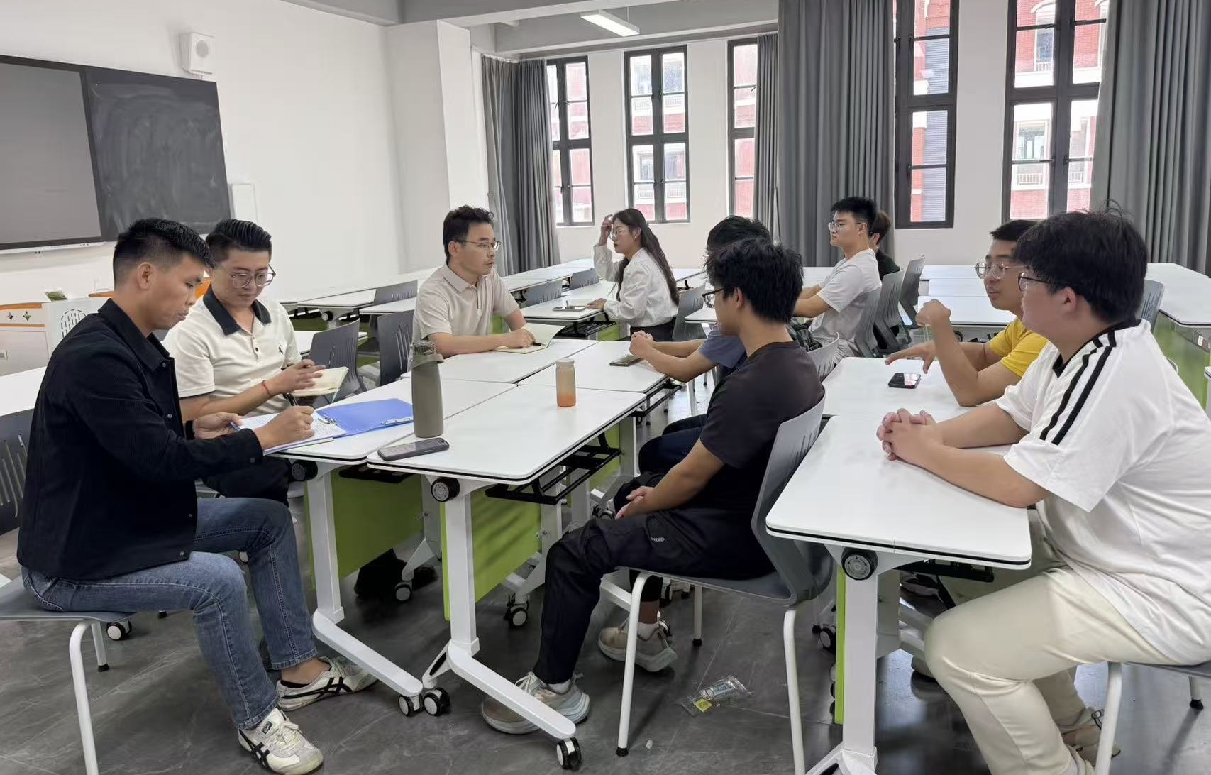 傾聽心聲，共筑匠心——智能制造學院開展教學座談會