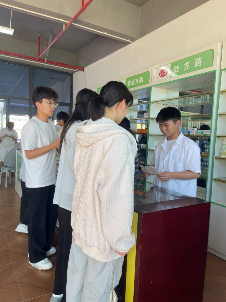 以練促學強技能 合規護航保安全——中醫藥學院開展模擬藥房“飛檢”實戰實訓