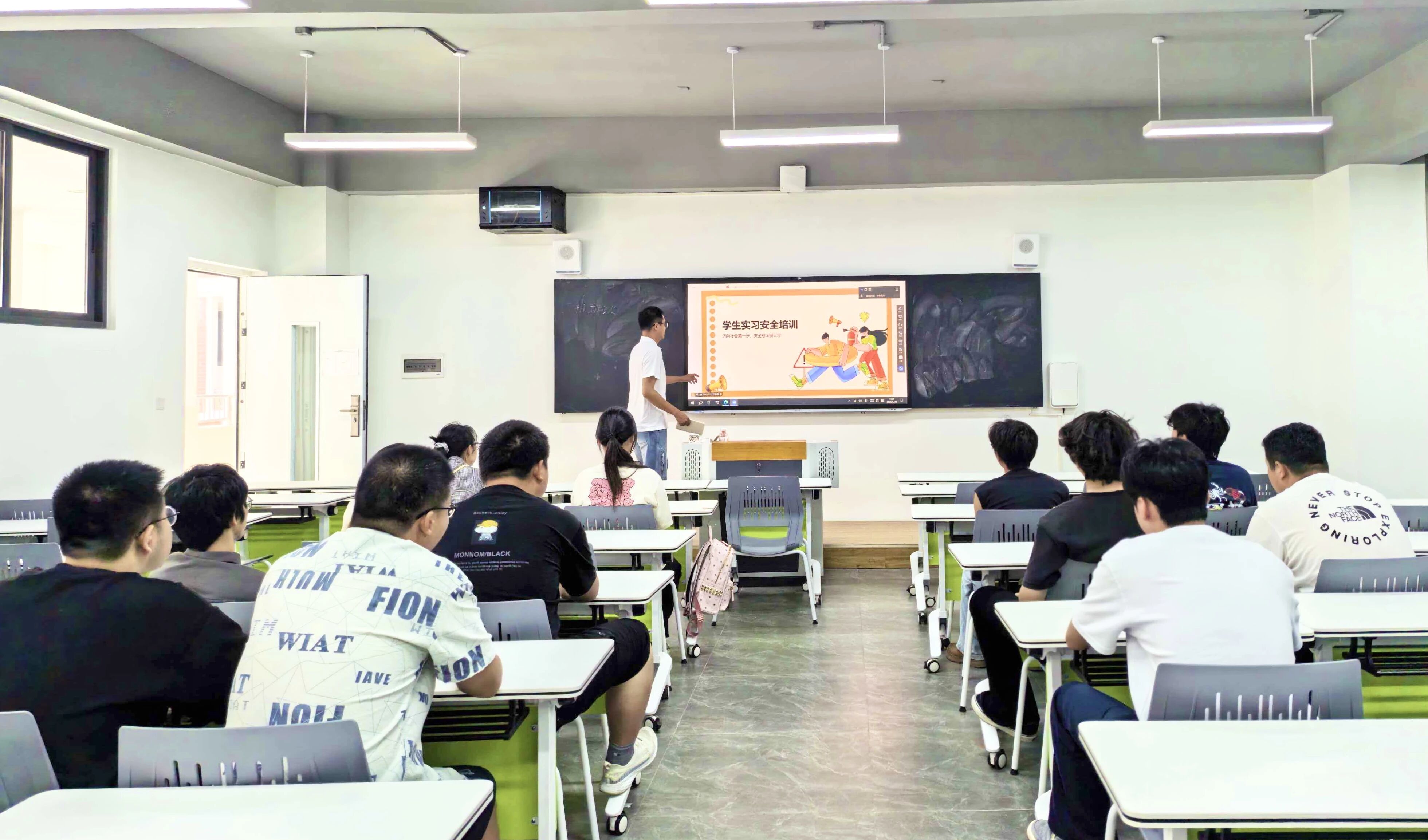 筑牢實習安全防線，護航學生成長之路——我校開展學生實習實訓安全培訓會