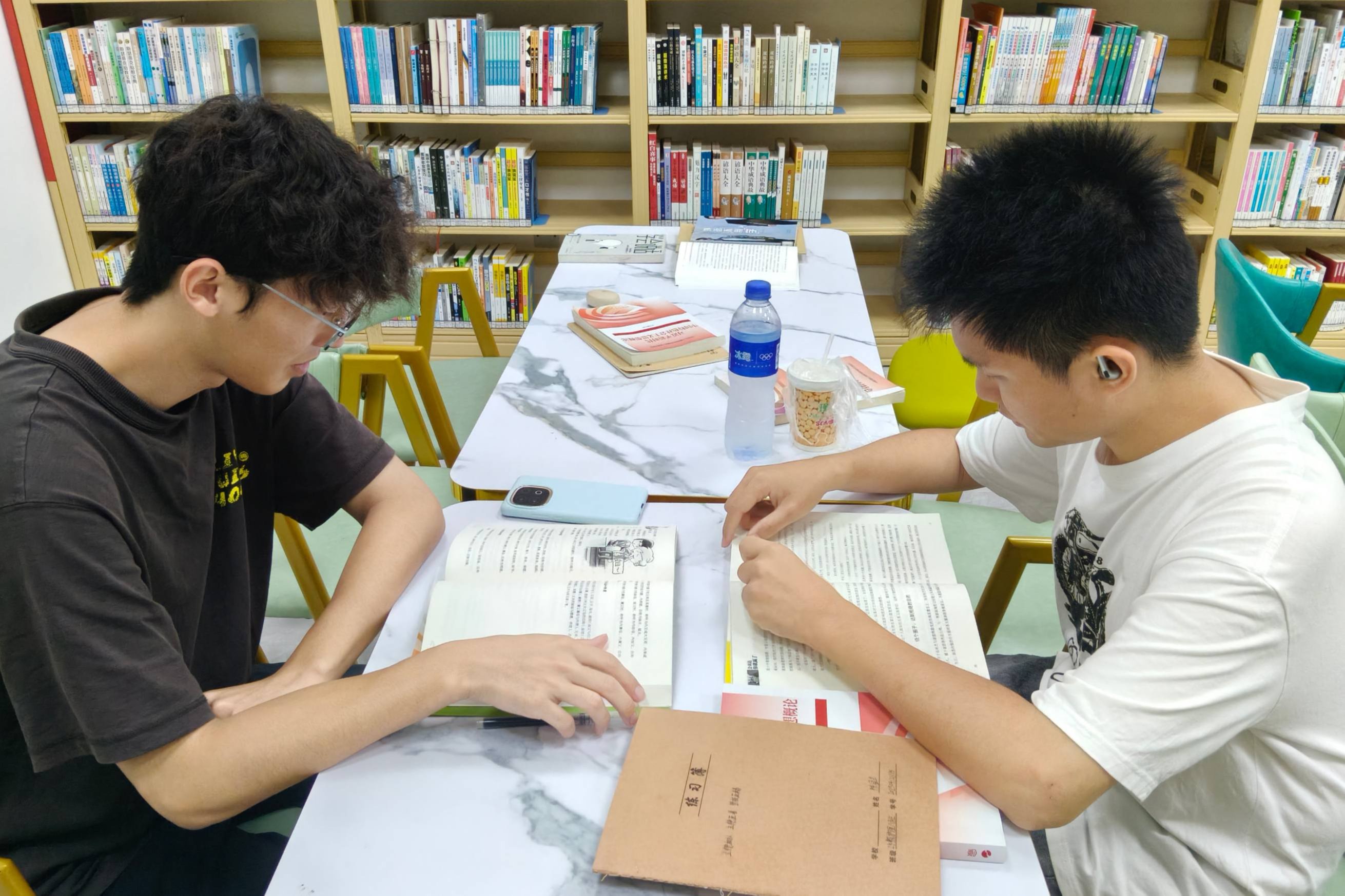 思政課教學部聯合圖書館開展“圖書館里的思政課”主題活動